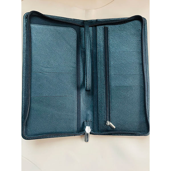 Q035 Pebbled Leather Travel Wallet